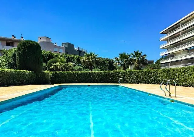 Grand Résidence: Spacious Apartment near Beach with Pool Cavalaire-sur-Mer