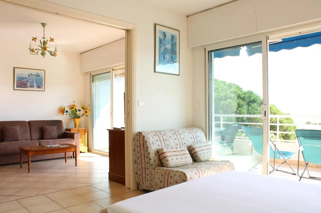 Grand Résidence: Spacious Apartment near Beach with Pool Cavalaire-sur-Mer