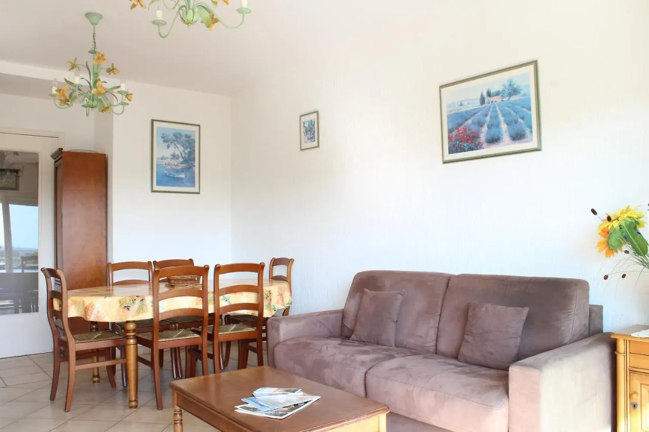 Grand Résidence: Spacious Apartment near Beach with Pool Cavalaire-sur-Mer France